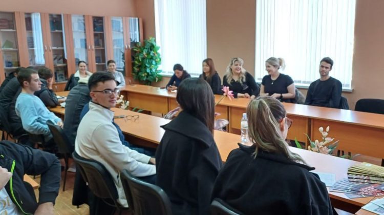 FOTO Un grup de studenți din UTA Găgăuzia, informați despre activitatea Parlamentului. Ce au aflat tinerii