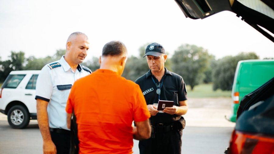 FOTO Un moldovean – verificat minuțios la vamă. Ce a încercat să aducă în țară