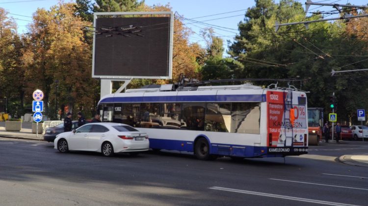 FOTO Accident cu implicarea unui troleibuz – înregistrat în Capitală. Un Lexus a fost avariat