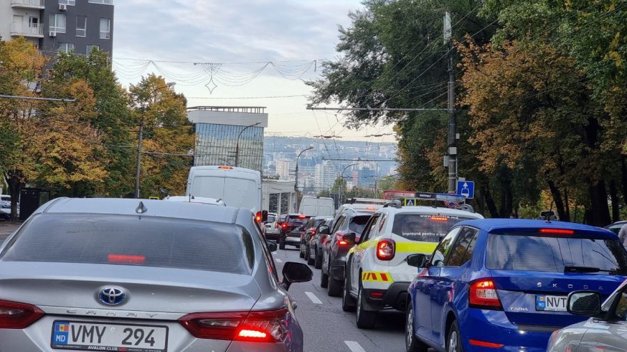 FOTO Chișinăul este blocat! Mașinile abia se mișcă, iar transportul public întârzie. Precizările Primăriei