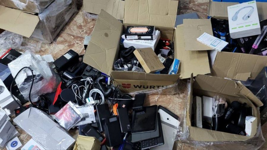 FOTO Șoferul a uitat să le declare? Contrabandă cu tablete și ceasuri inteligente la Costești