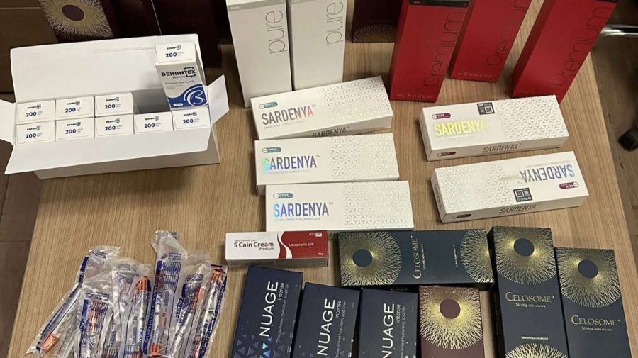FOTO O șoferiță a ascuns în roata de rezervă produse destinate injectărilor faciale. Din ce țară le transporta