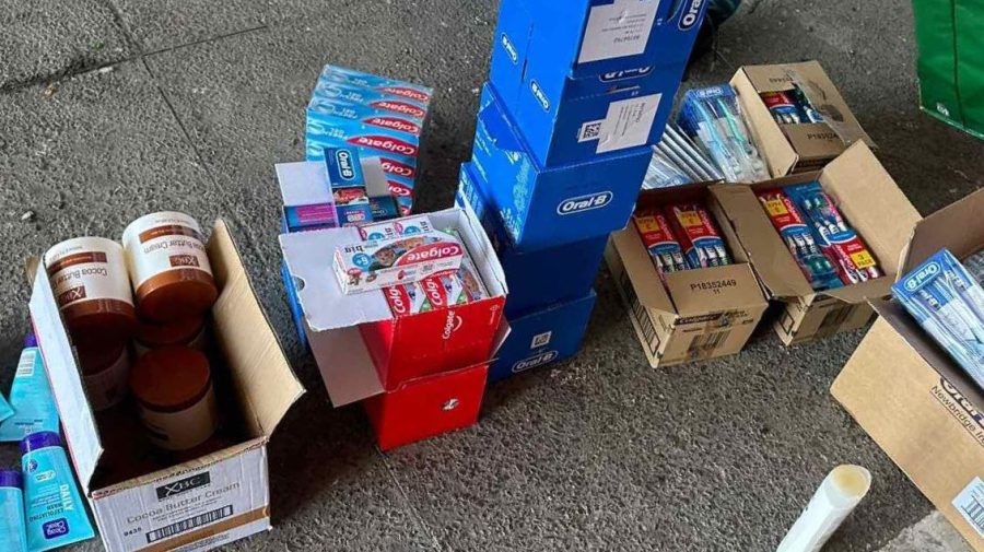 FOTO Contrabandă cu pastă şi periuţe de dinţi. Au fost ascunse printre plăci din ceramică