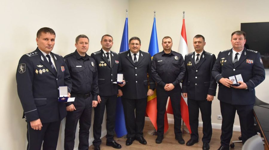 FOTO Răsplătiți pentru muncă! Polițiștii care au zădărnicit omorul unui cuplu din Ucraina au primit distincții