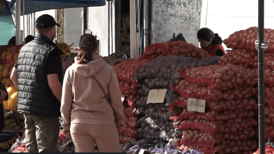 VIDEO Moldovenii își fac provizii pentru iarnă. Cumpără saci cu ceapă, cartofi și varză
