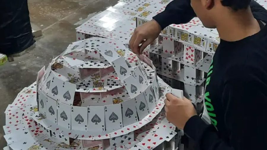 VIDEO Record mondial realizat de un băiat de 15 ani | A creat cea mai mare construcție din cărți de joc din lume