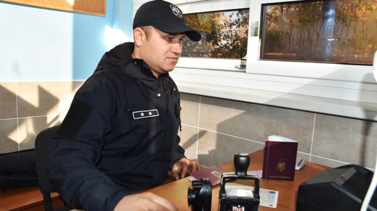 Doi șoferi, depistați la frontieră cu acte false. Ce riscă persoanele