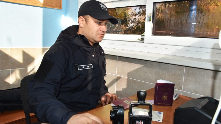 Doi șoferi, depistați la frontieră cu acte false. Ce riscă persoanele