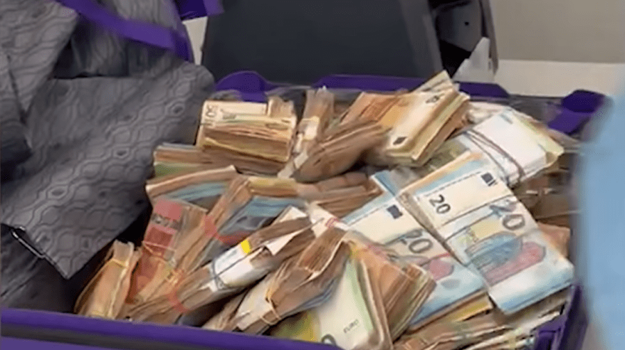 Bărbatul care a încercat să introducă în Moldova valiza cu 550 mii euro a fost plasat în arest la domiciliu