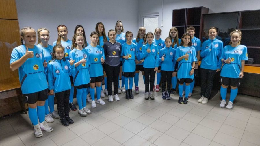 A.S.I.C.S. și Moldindconbank au oferit uniforme echipei de fotbal feminin ”Pudra”