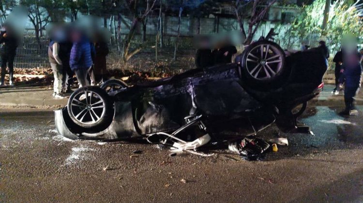 VIDEO Doi tineri de 17 și 18 ani s-au răsturnat cu un BMW la Durlești