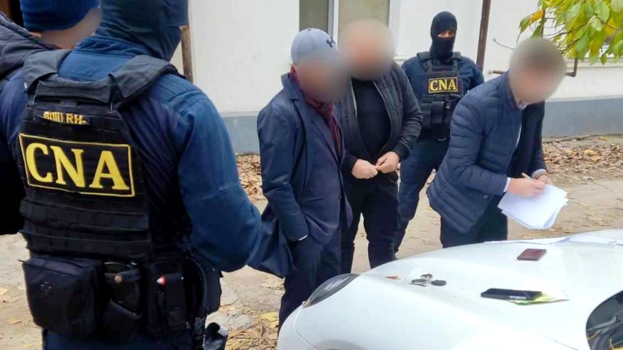 Reținut și percheziționat! VIDEO cu mascații, care iau pe sus polițistul bănuit că ar fi pretins 2000 de euro