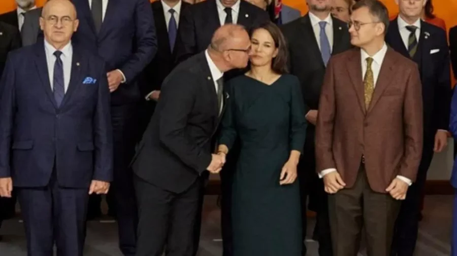 VIDEO Scandal la nivel înalt: Ministrul de Externe croat a încercat să o sărute pe omologul german
