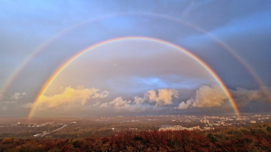 IMAGINILE SERII Prima zi din ultima lună de toamnă a acestui an s-a lăsat cu curcubeu. La Chișinău a fost dublu!