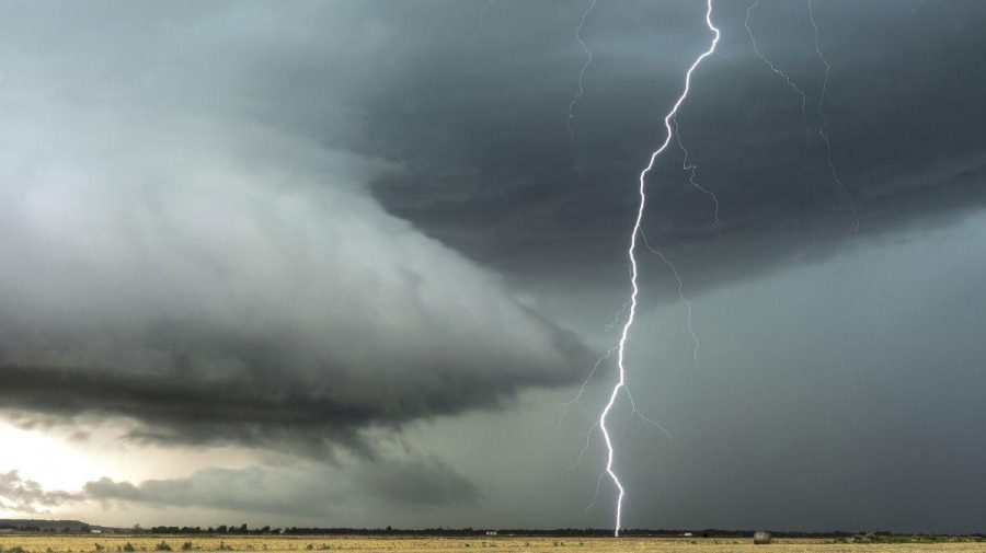 AVERTIZARE METEO: Se prevăd ploi puternice, descărcări electrice și grindină