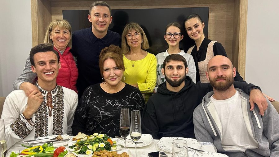 VIDEO A fost hram la Negureni! Zinaida JULEA, în ospeție la actorul Emilian CREȚU