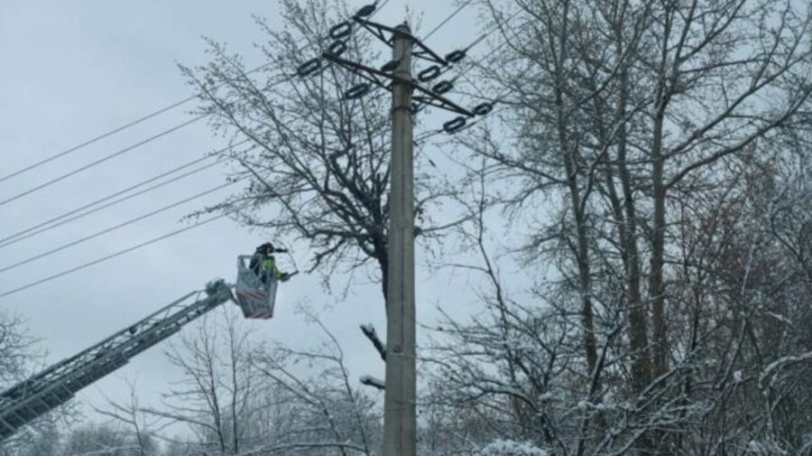 VIDEO Vântul puternic și ninsorile fac ravagii. Câte localități au rămas fără lumină?