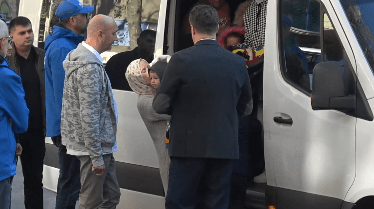VIDEO Emoționant! Moldovenii evacuați din Gaza au sosit acasă: Suntem bucuroși că ne aflăm în afara pericolului