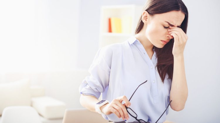 Ai dureri de cap dimineaţa? Află care poate fi motivul
