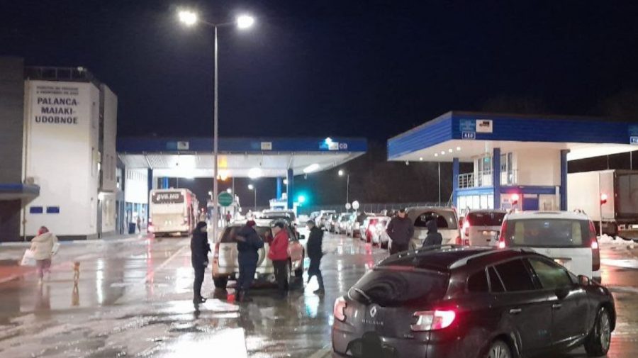 FOTO În atenția călătorilor! Flux sporit de persoane și mijloace de transport la frontieră