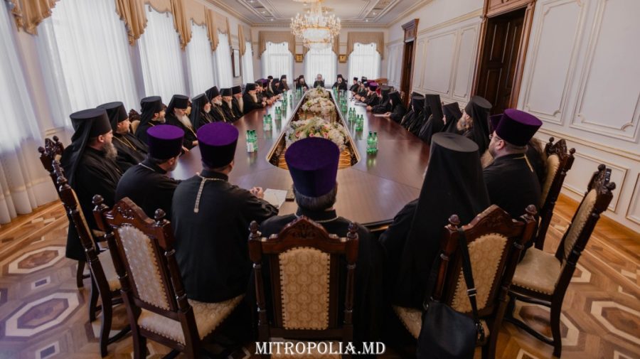 Mesajul Mitropoliei Moldovei prin care se vrea unirea preoților și enoriașilor „dezbinați de provocările actuale”