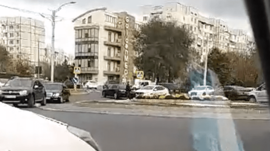 VIDEO Accident de seară la sensul giratoriu de pe strada Alecu Russo din Chișinău