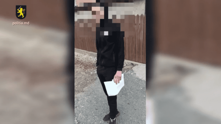 VIDEO Un tânăr, prins împărțind bani de la Șor prin Comrat: „De la cine-s banii?/ De la Partidul Șor”