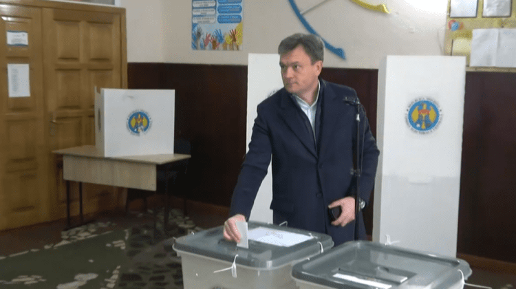 VIDEO Premierul Dorin Recean a votat în turul II la locale. Vrea ca noul primar să fie „eficient, transparent și onest”