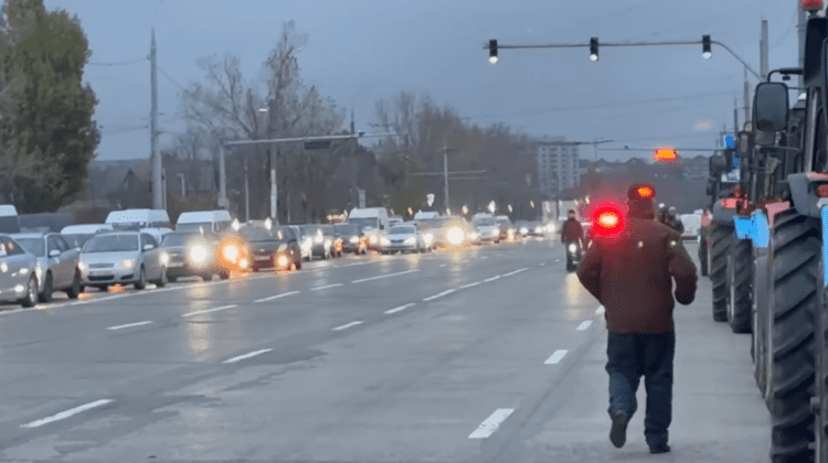 Ora de iad, seara, în capitală! Polițiștii documentează agricultorii care au blocat șoseaua Hîncești