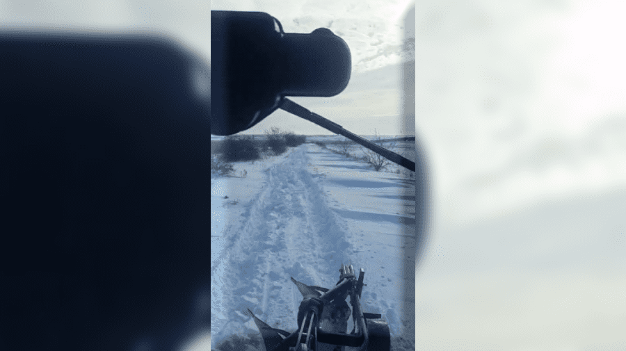 Circa 8 mii de consumatori încă rămân fără lumină. Cum se creează acces prin câmpiile întroienite la Caplani – VIDEO
