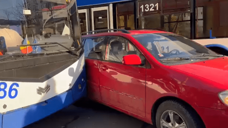 VIDEO N-au încăput pe drum! Accident ușor între un troleibuz și un automobil. Ce spune Poliția