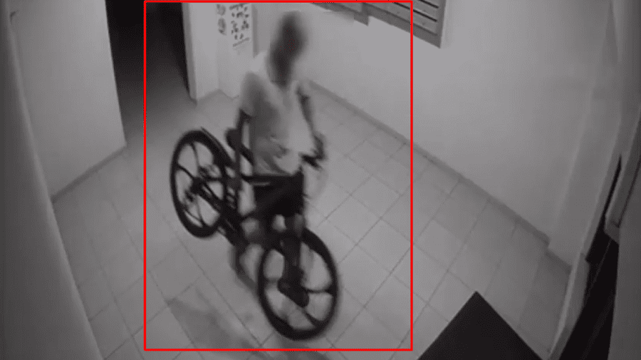 STOP CADRU cu bărbatul care fură o bicicletă de 5 mii lei. Poliția anunță că l-a reținut