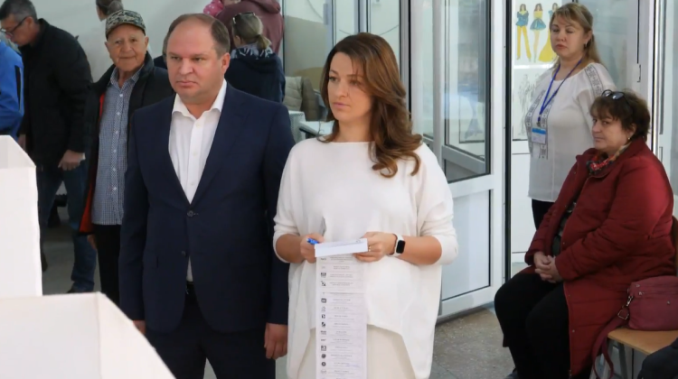 VIDEO Ion Ceban, prezent la secția de votare împreună cu soția: „Am votat pentru un oraș modern”