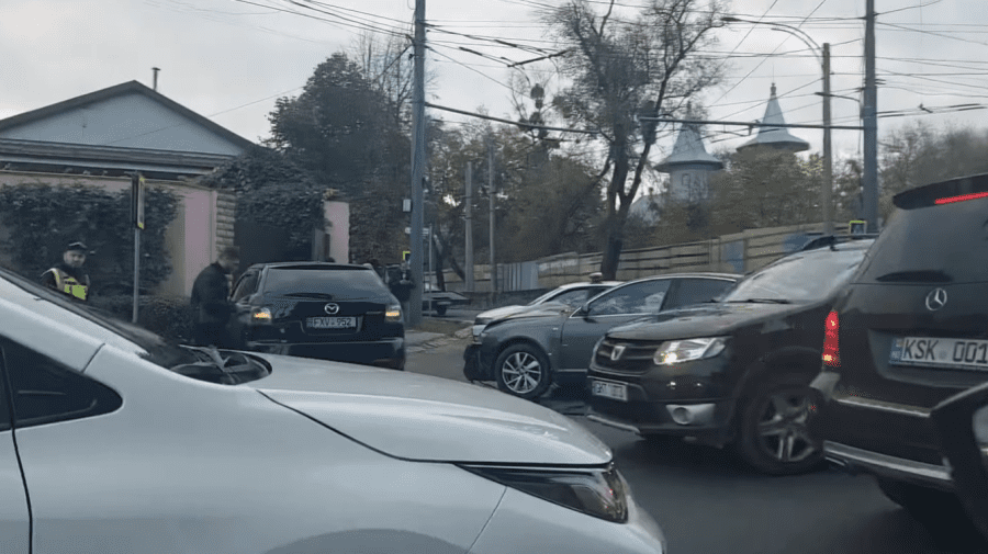 VIDEO Ambuteiaj infernal pe strada Vasile Lupu, în dimineața zilei de joi. Ce s-a întâmplat acolo