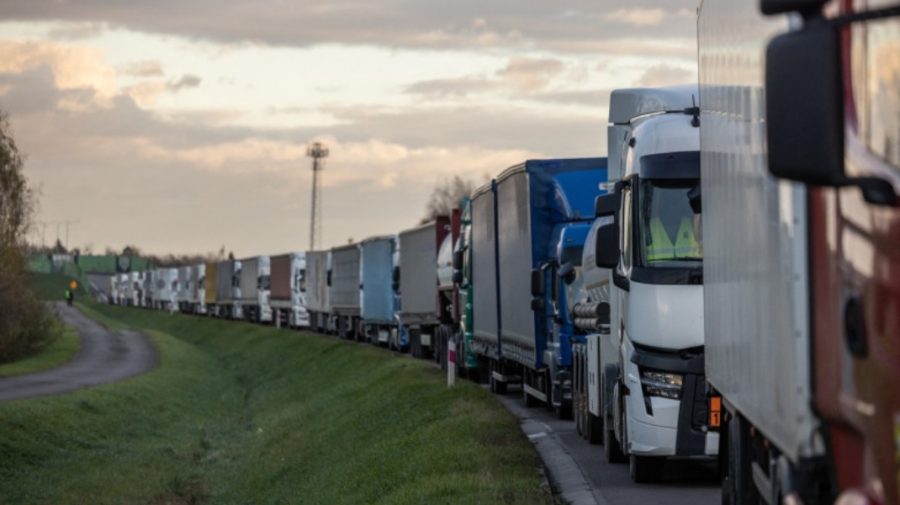 Şoferii de camion polonezi au blocat frontiera cu Ucraina pentru a denunţa „concurenţa neloială”