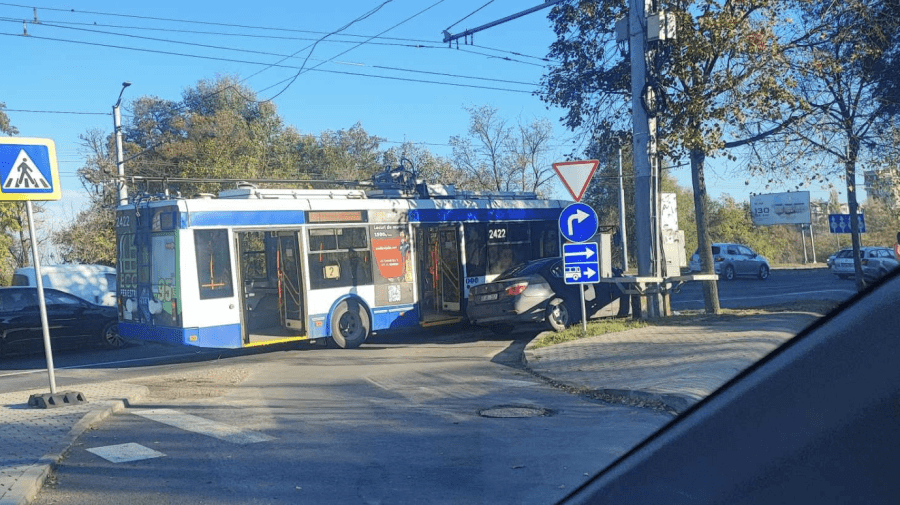 FOTO Accident pe viaductul din Chișinău. Un BMW s-a tamponat cu un troleibuz