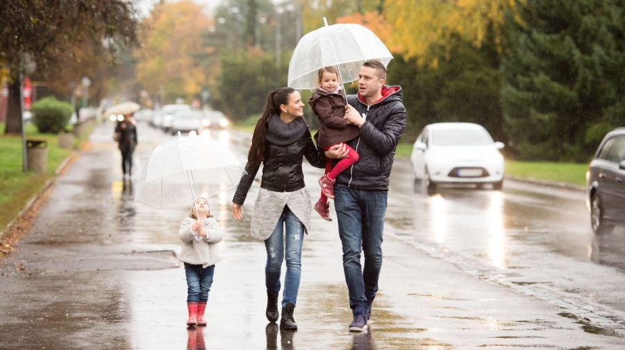 Cu umbrele, la alegeri. Câte grade se vor înregistra astăzi
