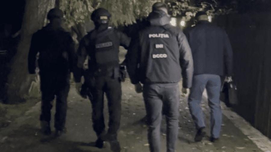 VIDEO Droguri de circa 350 mii lei, ridicate dintr-un apartament din Chișinău. Doi bărbați au fost reținuți