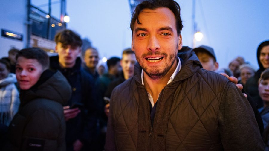 VIDEO Un deputat olandez pro-Moscova, lovit în cap cu o sticlă de bere în timpul unui miting electoral