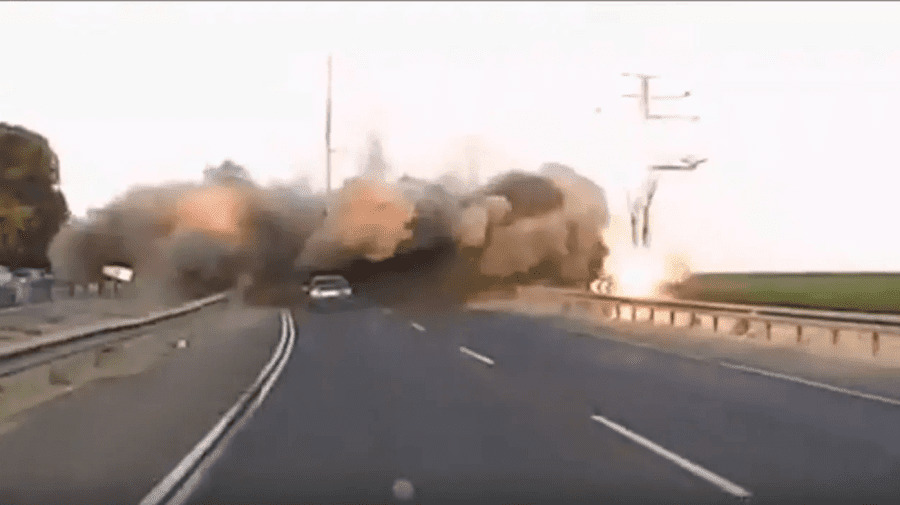 VIDEO Momentul în care o rachetă cade pe o autostradă în Israel, printre mai multe mașini
