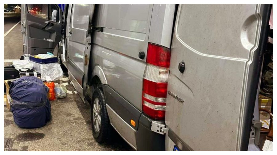 FOTO Lunetă – găsită în microbuzul unui moldovean. Vameșii de la Leușeni au confiscat-o