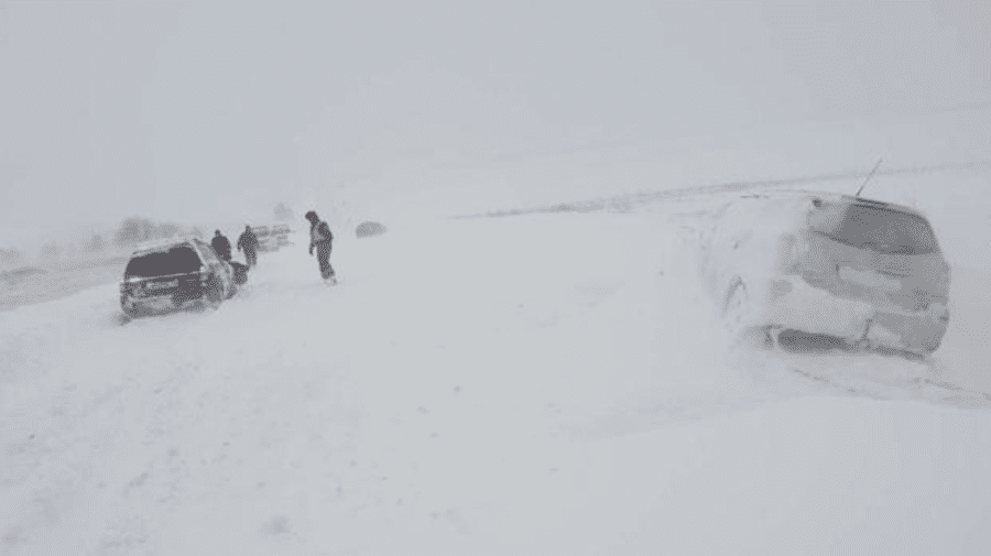 Sfârșit tragic la Căușeni! Două persoane au murit într-o mașină blocată în zăpadă