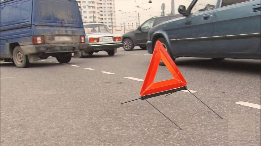 VIDEO O mașină a luat foc în timp ce se deplasa pe o stradă din municipiul Chișinău, la o oră de vârf în trafic