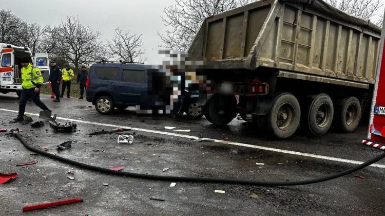 FOTO Impact de groază la Soroca: Șoferul unei Dacia a decedat după coliziunea cu un camion