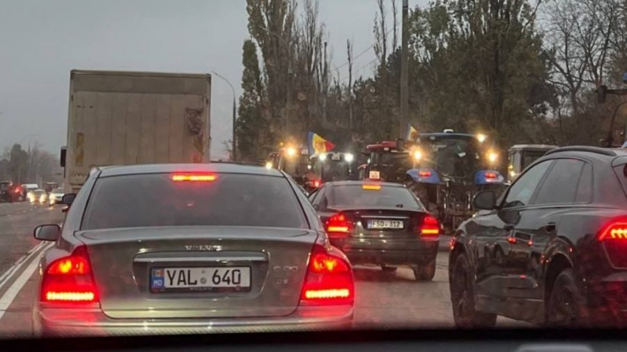 VIDEO Șoferii se avertizează pe rețelele sociale că agricultorii au ajuns în capitală și au blocat o stradă