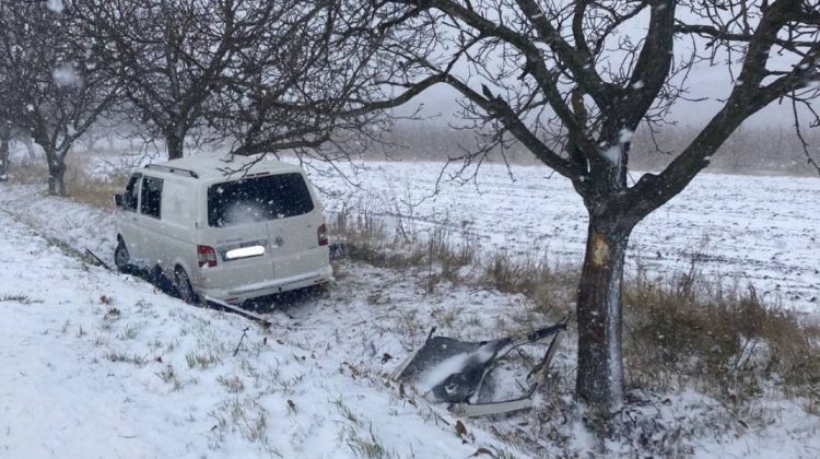Accident cu deces în raionul Orhei: Șoferul a pierdut controlul volanului, a derapat și s-a izbit în copac