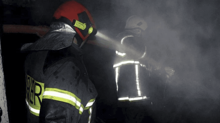 Incendiu puternic într-o localitate din raionul Drochia. Au intervenit trei echipaje de pompieri