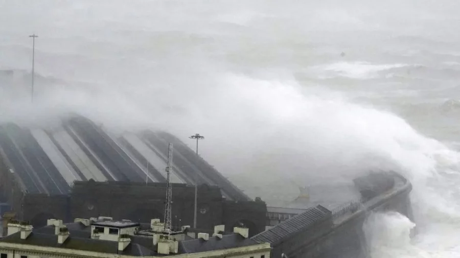 VIDEO Nord-vestul Europei, lovit de furtuna Ciaran, cu vânturi de 200 km/h. Perturbări în transporturi