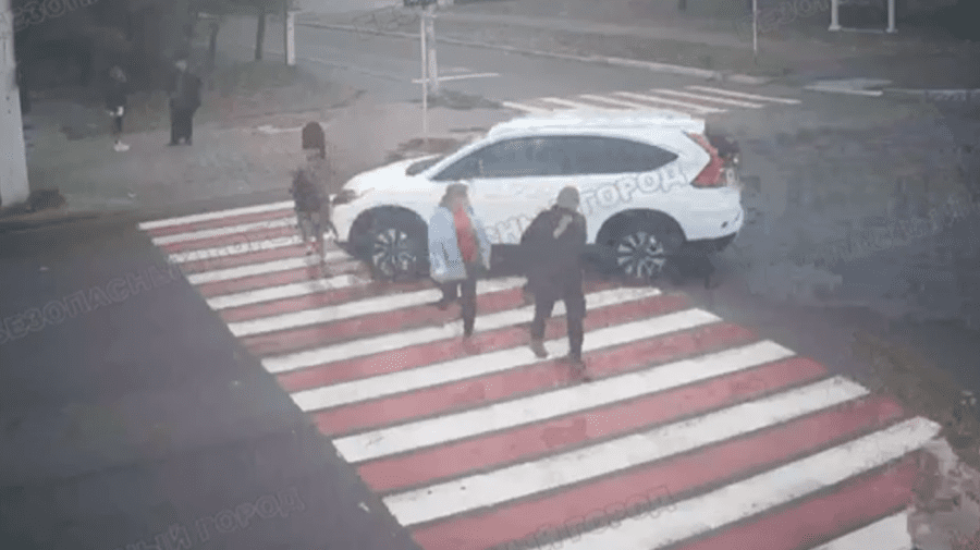 VIDEO cu impact emoțional! Momentul în care o femeie este luată peste capotă de o Honda pe trecerea de pietoni