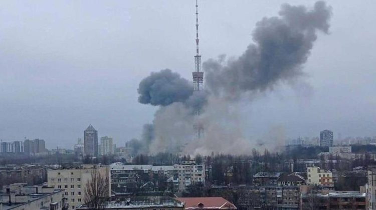 Un bloc de locuinţe din Kiev lovit de o dronă rusească